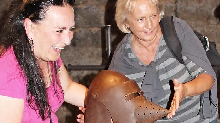Um sich mal als Ritter oder Burgfr&auml;ulein zu f&uuml;hlen, schl&uuml;pften die Kinder in eine R&uuml;stung. Klar, dass dies auch den Erzieherinnen viel Spa&szlig; bereitete. Foto: Jens Fertinger
