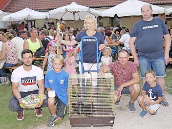 Die Gewinner des Hahnenschlags anlässlich der Oberbrunner Kirchweih (von links): David Zahner, Josef Amon, Karoline Schug, Dietmar Schmidt, Felix Dörfler und Horst Amon  Foto: Berthold Köhler