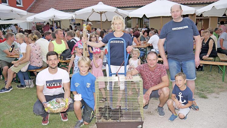 Die Gewinner des Hahnenschlags anlässlich der Oberbrunner Kirchweih (von links): David Zahner, Josef Amon, Karoline Schug, Dietmar Schmidt, Felix Dörfler und Horst Amon  Foto: Berthold Köhler