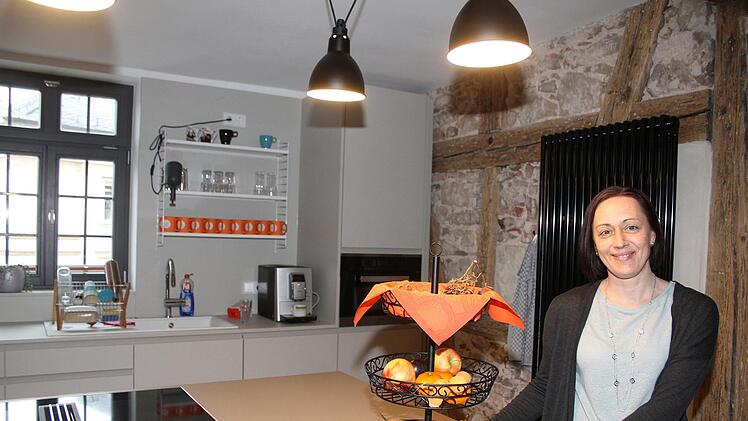 Jessica St&ouml;cker ist "Executive Assistent", also B&uuml;roleiterin. Die 600 Quadratmeter gro&szlig;en R&auml;umlichkeiten des b&ouml;rsennotierten Unternehmens sind einzigartig. Sogar eine vollausgestattete K&uuml;che und Kickerzimmer geh&ouml;ren zur Kulmbacher Niederlassung.Sonny Adam