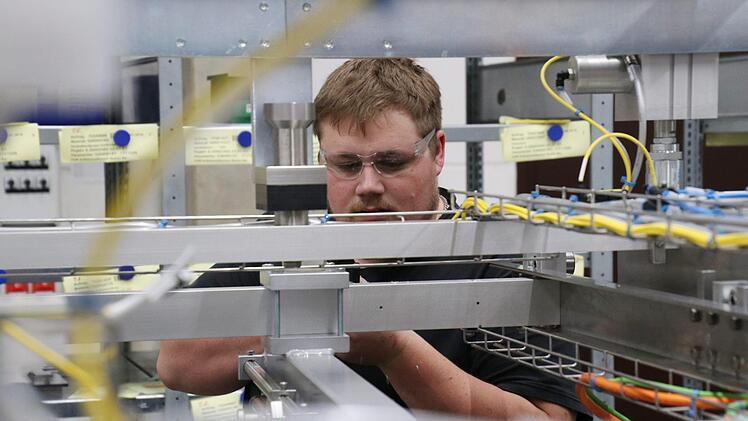 Alex und die Schokoladenfabrik: Industriemechaniker Alexander Tiffe hat bei Loesch gelernt und stellt Fabrikationsmaschinen her.