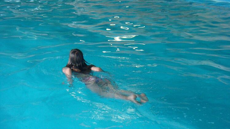 In einer Therme in Franken wurden mehrere Frauen sexuell bel&auml;stigt. Eine 18-J&auml;hrige sp&uuml;rte pl&ouml;tzlich eine Hand in ihrem Schritt. Der Mann ist bekannt. Symbolfoto: Moo Vermeulen/pixabay.com