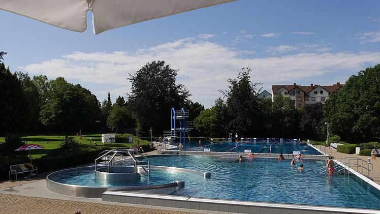 In der ersten Öffnungsphase stehen diese zwei Becken den  Badegästen zur Verfügung, das Erlebnisbecken mit dem Nichtschwimmerbericht  sowie dahinter das Schwimmerbecken.    Foto: Manja von Nida