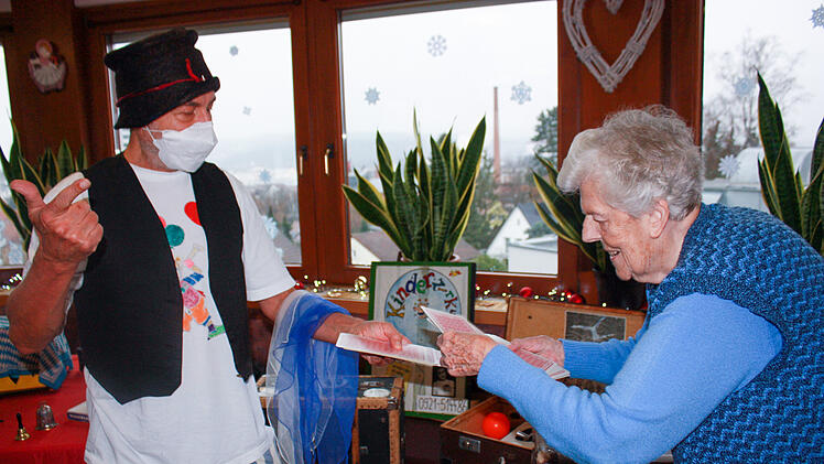 Kulmbach: "Zirkus-Peter" besucht Seniorenheim - und zaubert Bewohnern L&auml;cheln in Gesichter