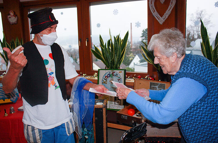 Kulmbach: "Zirkus-Peter" besucht Seniorenheim - und zaubert Bewohnern Lächeln ins Gesicht