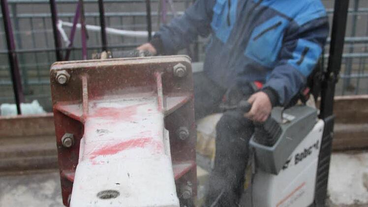 Draußen rückt Mirko Friedrich dem Beton mit dem Abbruchhammer zu Leibe.