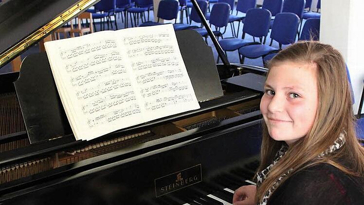 Paula Sczesny übt am Flügel der Evangelischen Freikirche in Sylbach/Haßfurt für den Landesentscheid von "Jugend musiziert". Fotos: Katja Kölbl