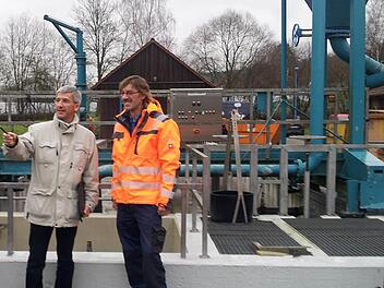 Im Dezember besuchte Professor Gerald Steinmann (links) die Kläranlagen im Altlandkreis Bad Brückenau. Das Bild zeigt ihn in Trübenbrunn mit Horst Steinnhoff, Leiter Abwasserbeseitigung der Stadtwerke Bad Brückenau. Foto: Uwe Schmidt