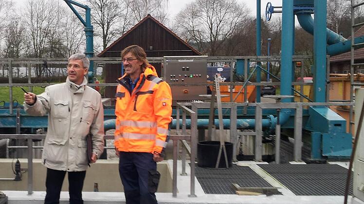 Im Dezember besuchte Professor Gerald Steinmann (links) die Kläranlagen im Altlandkreis Bad Brückenau. Das Bild zeigt ihn in Trübenbrunn mit Horst Steinnhoff, Leiter Abwasserbeseitigung der Stadtwerke Bad Brückenau. Foto: Uwe Schmidt