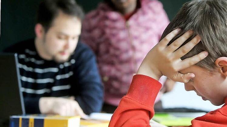Wenn die Wissenslücken schon zu groß sind, tut sich auch der Nachhilfelehrer nicht leicht.  Foto: Malte Christians/dpa