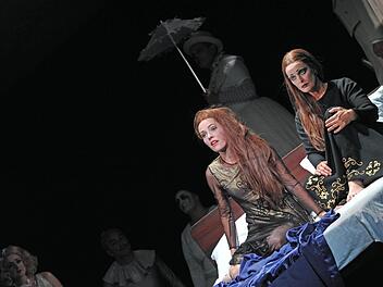 Verena Usemann (oben Mitte) als Dido und Gabriela Künzler als Zauberin in "Dido and Aeneas".Foto: Andrea Kremper