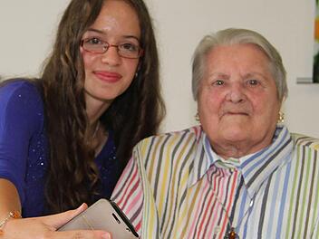 Urenkelin Clara (13) machte zum 100. Geburtstag ein Selfie von der Uroma - und Kathi Lauterbach hatte gegen den modernen Schnickschnack überhaupt nichts einzuwenden. Foto: Sonny Adam