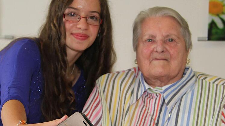 Urenkelin Clara (13) machte zum 100. Geburtstag ein Selfie von der Uroma - und Kathi Lauterbach hatte gegen den modernen Schnickschnack überhaupt nichts einzuwenden. Foto: Sonny Adam