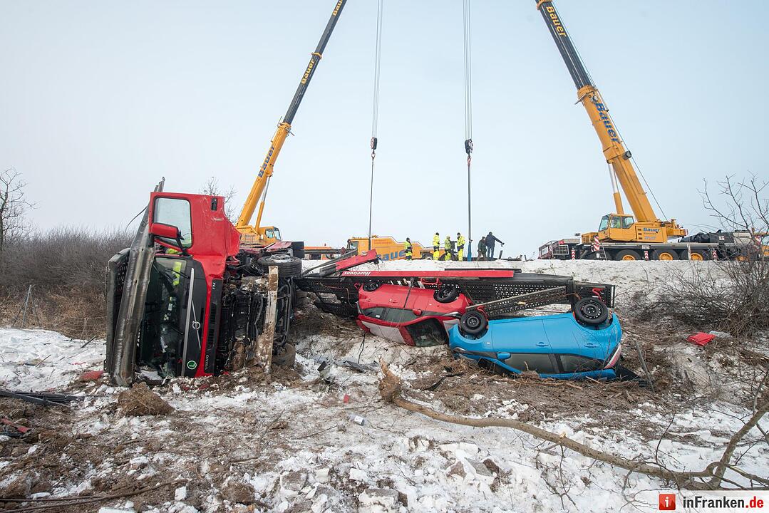 Zusammenstoß mit Autotransporter - Frau nach Unfall in der Oberpfalz in Lebensgefahr