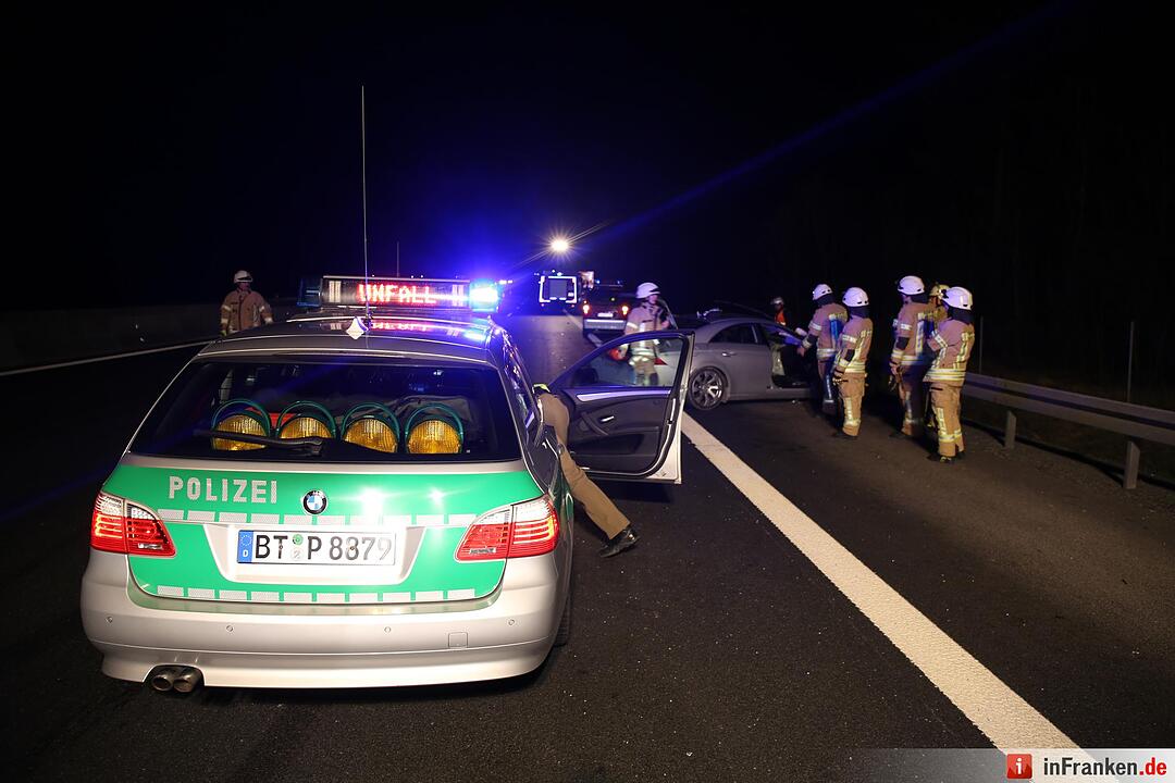 Mercedes kracht unter Lastwagen und anschließend in Leitplanke - Trümmerteile schlitzen Kleintransporter zwei Reifen auf