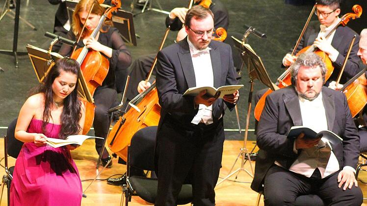 Die Solisten Sayaka Shigeshima (Mezzosopran), Artjom Korotkov (Tenor) und Uwe Schenker-Primus (Bariton)Foto: Sonny Adam