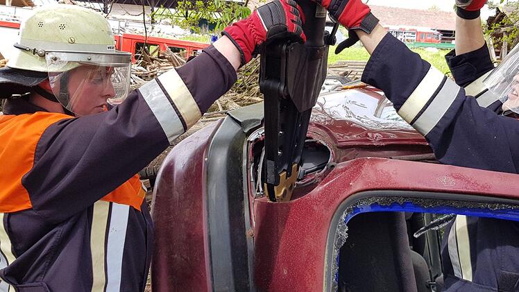 Gemeinsame Übung der Feuerwehren aus der Marktgemeinde Burkardroth, Aschach und Sandberg.  Foto: Sebastian Metz