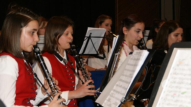 Der Musikverein in Kirchaich setzt auf seinen Nachwuchs, wie bei der Feier zum 60-jährigen Bestehen mehrfach betont wurde. Zum starken Nachwuchs der Blaskapelle im Oberauracher Gemeindeteil gehören Luana Geus (links) und Lina Burger (Zweite von links). Bei den Burgers liegt die Musik in der Familie: Papa Werner spielt das Saxophon und Mutter Elisabeth das Tenorhorn.  Fotos: Sabine Weinbeer/Archiv
