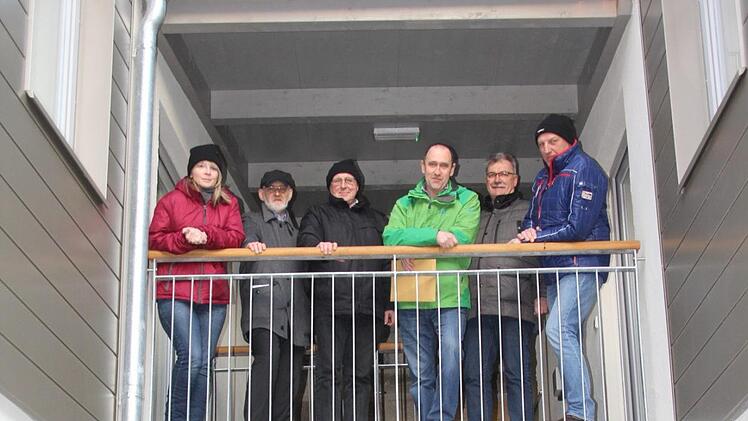 Die Stahlkonstruktion der Zugangstreppe zum Bürgerhaus ist belastbar. Hier trägt sie alle Mitglieder des Bauausschusses mit Bürgermeister Helmut Dietz (oben, Zweiter von rechts).H. Will
