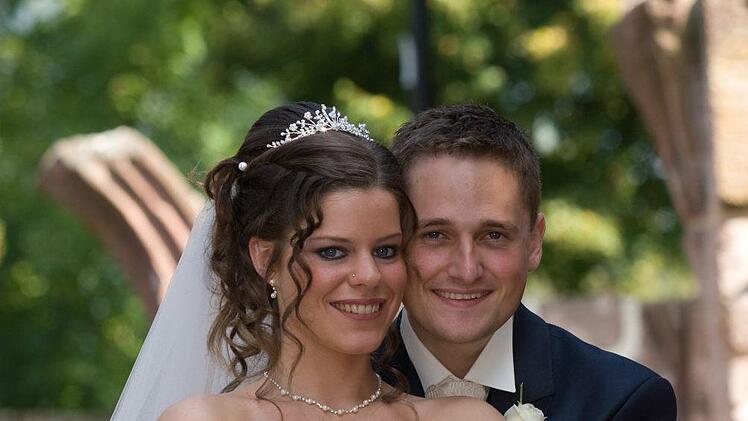 Für den Wedding-Revival-Ball holen Miriam Bach und ihr Mann Matthias zehn Jahre nach ihrer Hochzeit, bei der dieses Bild entstand, Brautkleid und Anzug wieder aus dem Schrank.  Foto: Bach