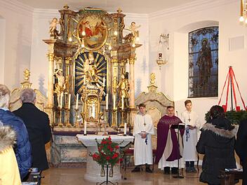 Pfarrer Bernhard Friedmann zelebrierte den Gottesdienst zur Wiedereröffnung der Kirche in Unterneuses.Elke Pieger
