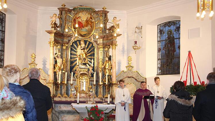 Pfarrer Bernhard Friedmann zelebrierte den Gottesdienst zur Wiedereröffnung der Kirche in Unterneuses.Elke Pieger