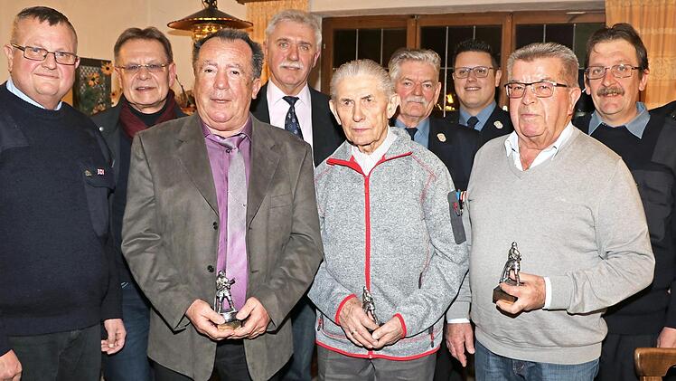 Für 70-jährige Mitgliedschaft wurden Heinrich Gäßlein und Hans Simon gewürdigt, für 50-jährige Mitgliedschaft wurde Hans Möckel und Albert Wich gedankt. Das Bild zeigt von links Kassierer Günter Vorndran, Bürgermeister Wolfgang Beiergrößlein, Hans Möckel, Stadtrat Hans Simon, den Geehrten Hans Simon, Ehrenvorsitzenden Norbert Feick, Kommandant Tobias Vorndran, Hans Möckel, Vorsitzenden Ulrich Kreutzer und 2. Vorsitzenden Peter Lindlein.  Foto: Rainer Glissnik