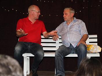 Auf der Parkbank haben sich Martin Rassau (links) und Bernd Ottinger (rechts) viel zu erzählen.  Foto: Gerda Völk