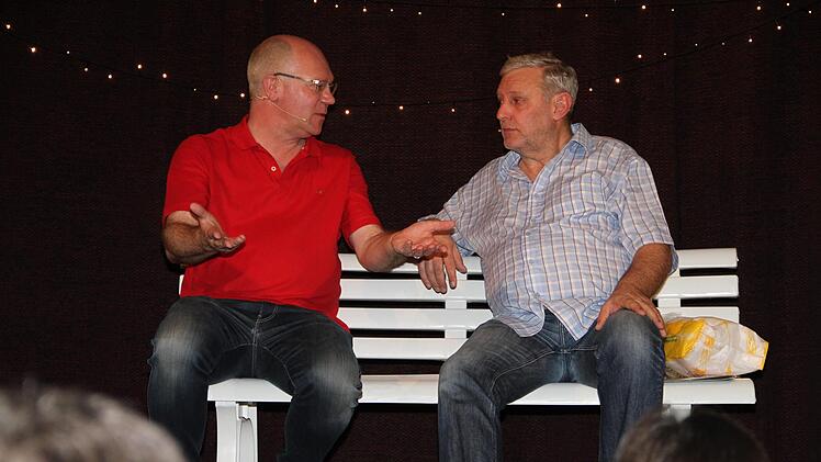 Auf der Parkbank haben sich Martin Rassau (links) und Bernd Ottinger (rechts) viel zu erzählen.  Foto: Gerda Völk
