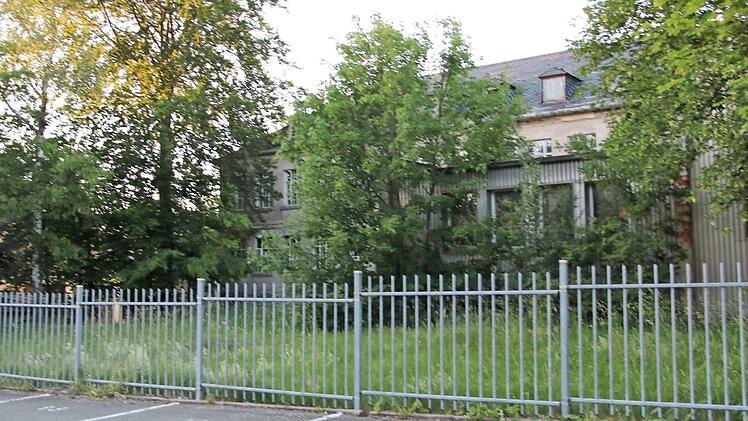 Das Gebäude der ehemaligen Schuhfabrik Ott (im Hintergrund) wird bald abgerissen. Dort sollen Parkplätze für Friedhofsbesucher und Langläufer im Winter entstehen. Foto: Klaus Klaschka