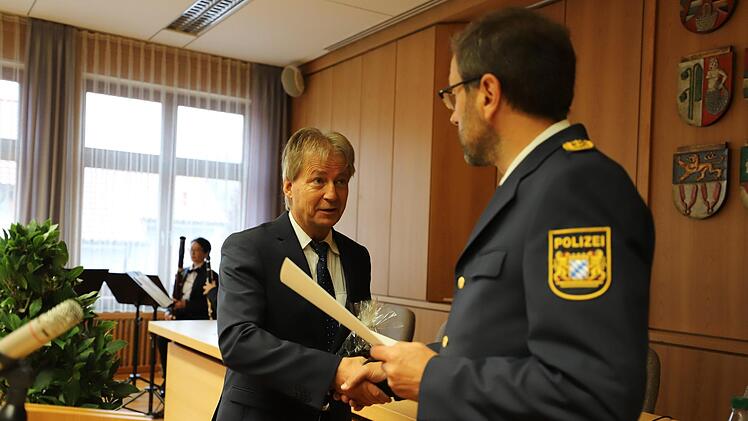 Polizeipräsident Alfons Schieder (rechts) verabschiedete Uwe Herrmann am Mittwoch offiziell in den Ruhestand. Foto: Marian Hamacher