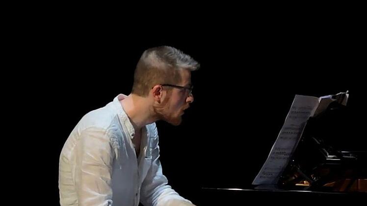 Solo-Oboist Bernhard Forster und Kapellmeister Paul Willot-Förster am Flügel interpretieren Musik von Benjamin Britten in der Coburger Reithalle.Screenshot/Video Martin Trepl