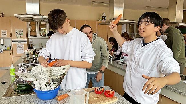 Kurz vor Ferienbeginn gab es im Ethikunterricht an der Jakob-Kaiser-Realschule Hammelburg „Kochen wie im Zenkloster“.