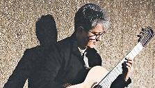 Gitarrist Stefan Grasse spielt in der Synagoge.
