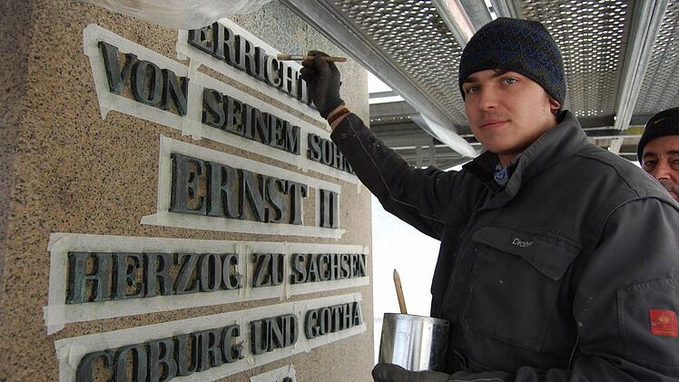 Thomas Windschiegl kümmert sich um die Beschriftung am Denkmal, die stark beschädigt war.