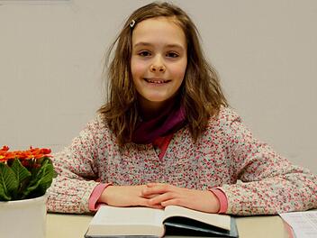 Larissa Barth aus Zeil siegte beim Vorlesewettbewerb in Haßfurt. Als Kreissiegerin fährt sie zum Bezirksentscheid.Fotos: Günther Geiling