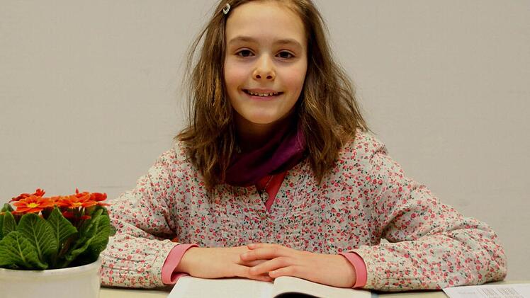 Larissa Barth aus Zeil siegte beim Vorlesewettbewerb in Haßfurt. Als Kreissiegerin fährt sie zum Bezirksentscheid.Fotos: Günther Geiling