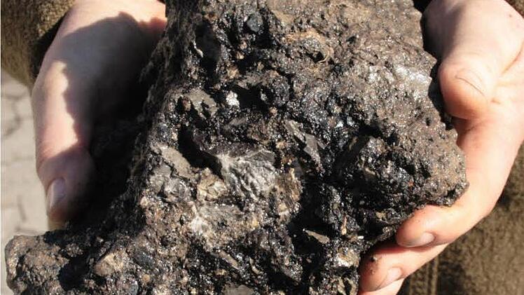 Fundstück: ein Brocken Asphalt.   Fotos: G. Bauer