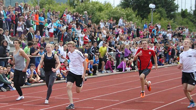 Los geht's mit dem B-Lauf, in dem das schnellste Mädchen Sarah Pöhnel mit 12,7 Sekunden einige Buben hinter sich lässt; von links: Valentin Bruhn, Sarah Pöhnel, Jahn Löhrlein, Fabian Lehnert und Lukas Beszczynski.