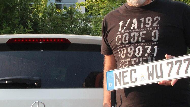 Wolfgang Zier, Neustadt: "Im März habe ich das Kennzeichen im Internet bestellt. Mein altes Kennzeichen war CO-WZ 888. Beim neuen steht das W für meinen Vornamen und das U für Ursula, den Namen meiner Frau. Die drei Sieben standen 1969 auf unserem Hochzeitsauto, einem Mercedes, und haben uns bisher immer Glück gebracht. Wenn man über 30 Jahre in Neustadt wohnt, dann freut man sich einfach, das das NEC-Kennzeichen wieder da ist. Ich bin Neustadter mit Leib und Seele."