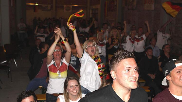 Endlich kann in der Kühnlenzpassage gejubelt werden... Fotos: Michael Wunder