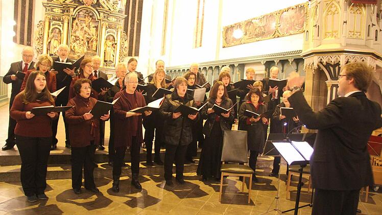 Wolfgang Schoppek hat bei der Auswahl des Programmes viel Fingerspitzengefühl bewiesen und erlesene Chorsätze für den Bayreuther Konzertchor musica vocalis ausgesucht.  Foto: Sonja Adam