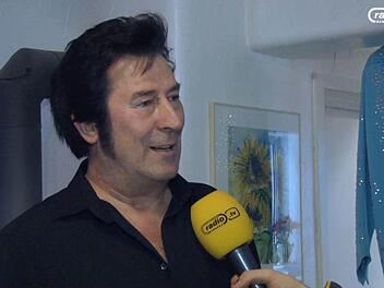 Franz-Harald Maier ist Elvis-Imitator, hier im Interview mit Radio Bamberg.  Foto: Radio Bamberg