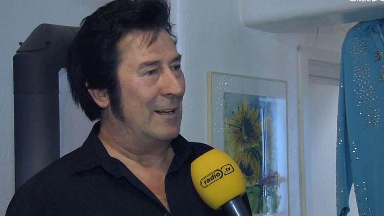 Franz-Harald Maier ist Elvis-Imitator, hier im Interview mit Radio Bamberg.  Foto: Radio Bamberg