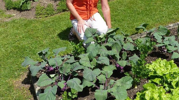 Christa Fick betreut liebevoll ihren Gemüsegarten. Foto: Gerd Fleischmann