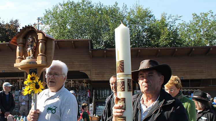 Erwin Zahner von den Bulldogfreunden Bad Staffelstein (links) und Georg Lindner von den Oldtimer-Bulldogfreunden Haßberge (rechts) beim Einzug in die Basilika.