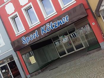 In das ehemalige Sportgeschäft auf dem Marktplatz Bad Brückenau könnte bald wieder Leben einziehen. Foto: Ulrike Müller