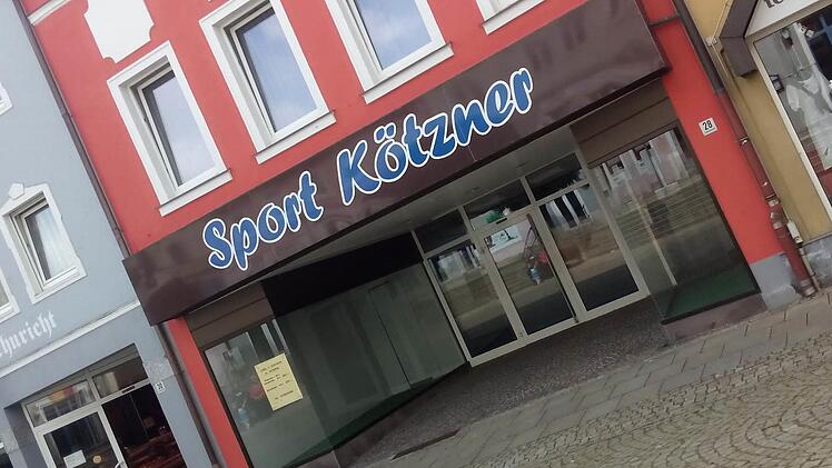 In das ehemalige Sportgeschäft auf dem Marktplatz Bad Brückenau könnte bald wieder Leben einziehen. Foto: Ulrike Müller
