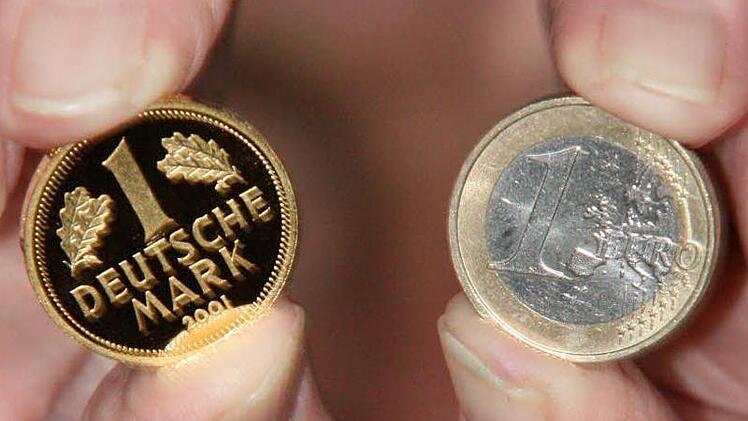 Zum Abschied der alten Währung wurde ein 1-DM-Stück in Gold herausgegeben (Bild). Die Münze, die damals 250 Mark kostete, war innerhalb kurzer Zeit ausverkauft. Heute wird sie um die 600 Euro gehandelt.  Foto: Jürgen Gärtner