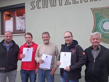 Die Mannschaftsführer der besten Teams des Dorfpokalschießens (von links): Markus Lenhart, Patrik Schmitt (FC 46), Günter Behr (Freitagskarter), Michael Geßner (FFW) und Wilfried König. Foto: Thea Heusinger